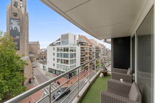 In de Lippenslaan, op wandelafstand van zee en strand, bieden wij dit ruim, breed woonappartement (105m²) op de derde verdieping met open zicht te koop aan. Gelegen in het bruisende hart van Knokke, geniet u van alle wooncomfort met tal van winkels, restaurants en voorzieningen binnen handbereik. Dit energiezuinig appartement voorziet u van o.a. 2 volwaardige slaapkamers, 2 badkamers, terrassen voor- en achteraan en een parkeerplaats op het gelijkvloers in het gebouw.<br /><br />Indeling: inkomhal met toilet en vestiaire, ruime, brede leefruimte met toegang tot zongericht terras aan de voorzijde, grote keuken, praktische berging/wasplaats, twee volwaardige slaapkamers met twee aansluitende badkamers, tweede terras achteraan. <br /><br />Fietsenstalling en parkeerplaats op het gelijkvloers, individuele kelderberging.<br /><br />Bezoeken? Graag na afspraak met Avantimmo op het nummer 050 62 50 55