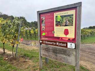 Uitstekend gelegen, te renoveren, woning met 3 slaapkamers, garage en tuin!De woning is gelegen recht tegen over het wijndomein “het eiken vat” –...