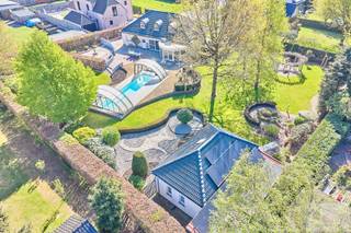 Exclusief wonen in alle rust op een perceel van maar liefst 2.300 m² in Pelt (Neerpelt)<br /><br />In een rustige, doodlopende straat in het groene Pelt bevindt zich deze luxueus afgewerkte villa op een uitzonderlijk perceel van 2.300 m².<br /><br />Hier geniet je van absolute privacy, ruimte en comfort, gecombineerd met een hoogwaardige afwerking en een prachtig aangelegde tuin.<br /><br />Bij het betreden van de woning word je meteen verwelkomd in een stijlvolle leefruimte waar warme parketvloeren, een overvloed aan lichtinval én een gezellige gashaard samen zorgen voor een sfeervol en luxueus geheel. De woning werd met oog voor detail afgewerkt en straalt klasse en kwaliteit uit in elke ruimte.<br /><br />De leefruimte sluit naadloos aan op de tuin, waar het echte buitenleven begint. De prachtig aangelegde tuin vormt een oase van rust en beschikt over een zwembad waar je in alle privacy kan genieten.<br /><br />Het volledig uitgerust bijgebouw biedt tal van mogelijkheden en is voorzien van alle comfort — ideaal als poolhouse, gastenverblijf of hobbyruimte.<br /><br />Daarnaast beschikt de woning over een eigen wellnessruimte, perfect om volledig tot rust te komen na een drukke dag.<br />gelijkvloerse slaapkamer en badkamer mogelijk. <br /><br />Op de verdieping bevinden zich drie ruime slaapkamers en een stijlvolle badkamer.<br /><br />Op het gelijkvloers is er bovendien een praktische wasplaats met ingebouwde kasten, wat bijdraagt aan het dagelijkse comfort en een georganiseerde woonbeleving.<br /><br />Troeven van deze villa:<br />Rustige ligging in een doodlopende straat<br />Perceel van maar liefst 2.300 m²<br />Luxueuze afwerking met parketvloeren<br />Gezellige gashaard in de leefruimte<br />Prachtig aangelegde tuin met zwembad<br />Volledig uitgerust bijgebouw<br />Wellnessruimte<br />4 slaapkamers <br />Wasplaats met maatkasten op het gelijkvloers<br /><br />Deze villa is een unieke kans voor wie op zoek is naar exclusief wonen in alle rust, zonder in te boeten aan comfort en luxe.<br /><br />