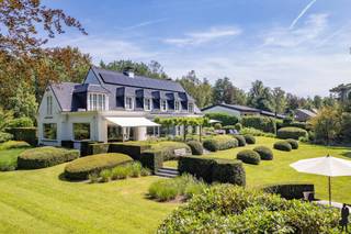<strong>Een tijdloze statige villa (architect Leo Beek) in perfecte staat van onderhoud op 5.040 m² grond!</strong><br /><br /><strong>De gelijkvloerse verdieping:</strong><br />- Een inkomhal (ca. 19 m²) met <strong>ingemaakte</strong> vestiaire en gastentoilet met separate handenwasser<br />- Middels dubbele <strong>stalen deur</strong> naar woonkamer (ca. 58 m²) op <strong>parket </strong>met Metalfire houthaard en ingemaakte TV-wand, en zij-ingang naar (overdekt) terras<br />- Een royale <strong>leefkeuken</strong> (ca. 38 m²) met <strong>inbouwtoestellen</strong> waaronder o.a. Gaggenau oven, warmhoudlade, inductie, koelkast en vrieslade, alsook een eiland voorzien van dubbele gootsteen, Miele vaatwasser en ingemaakte kasten. Groot schuifraam naar de tuin<br />- Een <strong>bureau</strong> (ca. 18 m²) met ingemaakte kasten en dubbel openslaande deuren naar terras<br />- Een <strong>TV-kamer</strong> (ca. 55 m²) met ingemaakte kasten en eveneens dubbel openslaande deuren en schuifraam naar terras<br />- Een <strong>dubbel inpandige garage</strong> (ca. 59 m²) met elektrische sectionaalpoort, spoelbak en achterliggende wasplaats (ca. 8m²) met ingemaakte kasten<br />- Een <strong>kelder</strong>, opgesplitst in wijnkelder en technische ruimte (en kruipruimte - behalve onder de garage)<br /><br /><strong>De eerste verdieping:</strong><br />- Een nachthal (ca. 19 m²) met nachttoilet en ingemaakte linnenkast<br />- Een eerste slaapkamer (ca. 18 m²) op <strong>parket</strong><br />- Een badkamer (ca. 10 m²) op beige natuursteen, met lavabo, ligbad, douche en toilet<br />- Een hoofdslaapkamer (ca. 45 m²) met ingemaakte <strong>dressing </strong>en ruim <strong>terras</strong> (ca. 19 m²) op bancarai en zicht op de tuin<br />- Een derde, vierde en vijfde slaapkamer (ca. 29, 14 en 21 m²) op vast tapijt met ingemaakte kasten<br />- Een tweede badkamer (ca. 10 m²) met ligbad/<strong>jacuzzi</strong>, douche, lavabo en toilet<br />- Middels zolderluik (vlizotrap) naar zolderberging - men kan een vaste trap plaatsen en zo de zolderverdieping toegankelijk maken als extra kamer/hobbyruimte/bureau.<br /><br /><strong>De tuin:</strong><br />- Een prachtige omheinde, <strong>perfect onderhouden tuin</strong> met meerdere <strong>terrassen</strong> en volwassen bomenbestand<br />- <strong>Zon</strong> rondom rond (perfecte <strong>ZW-oriëntatie</strong>) met unieke breedte : 2 naast elkaar gelegen bouwpercelen<br />- Overdekt terras met houthaard/barbecue<br />- Een tuinberging en een fietsenberging<br />- Een <strong>automatische toegangspoort</strong> en oprit voor ca. 3 wagens<br />- Ruime terrassen van ca. 170m² waarvan deels een overdekt terras<br /><br /><strong>Algemeen:</strong><br />- Verwarming op gas (sinds 2022) d.m.v. convectoren<br />- Grondige renovatie op vlak van isolatie, bouwtechnisch en esthetisch<br />- Gebruik gemaakt van zeer duurzame kwalitatieve en tijdloze materialen<br />- Alle comfort en technische extra's: <strong>Gaggenau toestellen, videofonie, laadpaal, warmtepomp, domotica, ingebouwde muziekboxen, alarm, camerabewaking,</strong> <strong>19 zonnepanelen</strong> (8,3 kwp),...<br />- Keuken, bibliotheek, TV-kamer en twee slaapkamers: airco en verwarming met warmtepomp<br />- <strong>Elektriciteit grondig vernieuwd (2022) = conforme elektriciteitskeuring!</strong><br />- Gunstig <strong>EPC-label = B</strong><br />- <strong>Asbestveilig attest</strong><br />- Binnenhuisarchitect (renovatie benedenverdieping)= Peter Ivens<br />- Tuinarchitect= Piet Gysel<br /><br /><strong>Zeer residentiële villawijk en uiterst rustig gelegen!</strong>