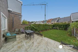 Op een vlot bereikbare ligging nabij de Elisabethlaan in Oostende bevindt zich deze ruime halfopen woning op een perceel van 448 m². Met een bruikbare vloeroppervlakte van ca. 180 m², een aangename tuin en een ruime garage biedt deze woning heel wat mogelijkheden voor wie op zoek is naar ruimte op een centrale ligging.<br /><br />Op het gelijkvloers omvat de woning een inkomhal, ruime leefruimte met veel lichtinval, een grote keuken met eetplaats, wasplaats met toilet en toegang tot een praktische kelder. Verder is er een aangename tuin met zongericht terras. De ruime garage van ca. 31 m² vormt een bijkomende troef.<br /><br />Op de eerste verdieping bevinden zich een ruime nachthal, twee bijzonder grote slaapkamers en een badkamer met ligbad, toilet en lavabomeubel. Extra stockageruimte is eveneens aanwezig.<br /><br />De woning beschikt over centrale verwarming op aardgas met condenserende ketel en verder werden de ramen al vernieuwd, elektriciteit en de waterleidingen.<br /><br />Benieuwd naar deze ruime gezinswoning met veel potentieel, gelegen op een mooi perceel en met een uitstekende bereikbaarheid?<br /><br />Bel ons op het nummer 059/250 590 om uw bezoek vast te leggen!