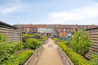 <strong>Een bezoek kan enkel telefonisch ingepland worden op het nummer 0496 07 89 48.<br /><br />Instapklare woning met o.a. een bewoonbare oppervlakte van 175 m², 3 slaapkamers, rustige ligging en aangename tuin. EPC label C. Watertoets A/A.</strong><br /><br />De woning beschikt op het gelijkvloers over een woonkamer, zitruimte, keuken en berging.<br /><br />Op de eerste verdieping bevindt zich een nachthal, 2 slaapkamers (waarvan één met dressing) en een badkamer. <br /><br />De tweede verdieping is toegankelijk met een vaste trap en bestaat uit een ruime slaapkamer. <br /><br />De woning beschikt over een goede verkeerstechnische ligging t.o.v. station, E40, winkels, scholen, restaurants, openbaar vervoer, etc. <br /><br />Interesse? Bel naar 0496 07 89 48.
