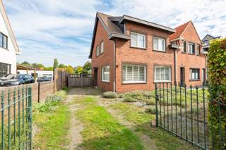 <h2><span>Move-in-ready semi-detached home with 3 to 4 bedrooms, a garden, and a storage shed in Kapellen</span></h2><p><span>Located on the quiet Akkerstraat in Kapellen, this semi-detached home offers a living area of approximately 138 m², excluding the attic. Shops, schools, public transportation, and the center of Kapellen are all easily accessible.</span></p><p><span>On the ground floor, you enter the living area, which opens onto the renovated, fully equipped kitchen. </span></p><p><span>The first floor features two bedrooms. The spacious master bedroom can be divided, allowing you to create a third bedroom here. This floor also includes a bathroom with a shower, sink, and toilet. The attic offers the possibility of converting it into a fourth bedroom.</span></p><p><span>Outside, you can enjoy a spacious, east-facing garden. At the back, there is a storage shed and an extra-tall carport suitable for a camper or trailer.</span></p><p><span>Thanks to the solar panels, home battery, and favorable EPC rating of C, you can enjoy comfortable living here with low energy consumption.</span></p><p><span>Highlights:</span></p><ul><li><span>Approx. 138 m² of living space, excluding the attic </span></li><li><span>Potential for 3 to 4 bedrooms </span></li><li><span>Renovated kitchen and shower room </span></li><li><span>Spacious yard and storage shed </span></li><li><span>High carport for a RV or trailer </span></li><li><span>Solar panels, home battery </span></li><li><span>EPC rating: C</span></li></ul><p><span> </span></p><p><span> </span></p><p><span>Discover the possibilities of this home for yourself! Contact us to schedule a visit!</span></p>