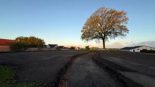 In de landelijke Proosdijstraat in Hertsberge (Oostkamp) biedt Danneels vijf ruime villabouwgronden te koop aan.<br /><br />Je woont hier in een rustige, groene omgeving met zicht op de omliggende velden – en dat op korte afstand van Brugge en het centrum van Oostkamp.<br /><br />De percelen variëren van 581 m² tot maar liefst 3.500 m². De twee grootste kavels combineren een bouwzone met een agrarisch gedeelte, waardoor je hier geniet van een uitzonderlijk gevoel van ruimte en privacy.<br /><br />Alle gronden zijn vrij van bouwverplichting: je kiest dus zelf wanneer en met wie je bouwt.<br /><br />Deze ligging in Hertsberge biedt het beste van twee werelden; een landelijke dorpssfeer met veel groen én alle voorzieningen dichtbij. Scholen, handelszaken, openbaar vervoer en uitvalswegen zoals de E40 bereik je in enkele minuten.<br /><br />Wonen in Hertsberge is wonen in rust, met vrijheid om je droomwoning waar te maken.