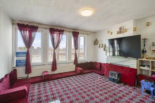 <p>Situé au deuxième étage d'une petite copropriété de deux lots face à la gare de Tournai, cet appartement deux chambres actuellement loué 640€/mois se compose comme ceci : <br /><br />Un hall d'entrée, un séjour, une cuisine, deux chambres à coucher et une salle de bains, une cavette et un grenier.<br /><br />TECHNIQUES : Chauffage central au gaz, électricité conforme, PEB B, loué 640€/mois, idéal pour rendement locatif.</p>