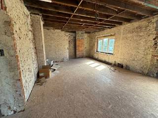 immo DAVID presenteert: handelspand met woonst <br /><br />Deze veelzijdige eigendom combineert een handelsgelijkvloers van 217 m² met een duplexappartement van 150 m² boven de handelsruimte. Het gelijkvloers is momenteel ingericht als voedingswarenwinkel en biedt, afhankelijk van de geldende stedenbouwkundige voorschriften, verschillende mogelijkheden voor ondernemers en zelfstandigen. De eigendom beschikt bovendien over 6 staanplaatsen.<br /><br />De bovenliggende duplex wordt casco aangeboden en beschikt over een volledig aparte ingang. Met 150 m² biedt deze ruimte tal van mogelijkheden om een ruime en comfortabele woning te creëren, volledig volgens eigen wensen en behoeften. De aparte toegang zorgt voor een duidelijke scheiding tussen de handels- en woonfunctie.<br /><br />Ook voor investeerders biedt deze eigendom interessante troeven. Op basis van de huidige huurprijs bedraagt het netto rendement 4%.<br /><br />De ligging is eveneens een pluspunt. Het station van Mollem bevindt zich op ca. 550 meter en biedt treinverbindingen richting Dendermonde, Denderleeuw en Brussel-Zuid. De fietssnelweg tussen Brussel en Dendermonde bevindt zich eveneens vlakbij.<br /><br />Een veelzijdige eigendom met commerciële functie, woonpotentieel, 6 staanplaatsen en een interessant huidig rendement.