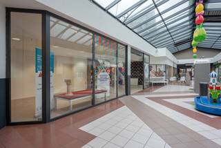 In het centrum van Kapellen in de Shopping Promenade kan u deze showroom/handelsruimte met grote etalage terugvinden tussen Cocorico tearoom en CDKN . De bruikbare oppervlakte is minimum 73m² maar kan uitgebreid worden met het naastgelegen pand tot 123m². De huurprijs bedraagt 200€/m² exclusief kosten.
Wenst u meer informatie en/of een bezichtiging?
Contacteer ons 03/568.03.03 of info@vastgoed03.be.