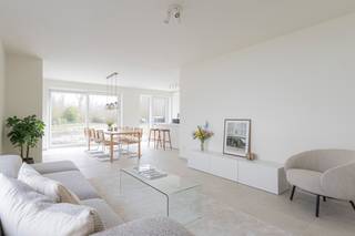 Hectaar realiseert drie energiezuinige en praktisch ingedeelde halfopen bebouwingen binnen een kleinschalig en kwalitatief project in Denderwindeke (deelgemeente van Ninove). De woningen bevinden zich vlakbij het centrum van Denderwindeke, alle dagelijkse voorzieningen binnen handbereik: winkels, scholen, openbaar vervoer. Daarnaast zorgen de vlotte verbindingen richting Ninove, Aalst en Brussel voor een uitstekende bereikbaarheid. De combinatie van een centrale ligging en een aangename woonomgeving maakt dit project ideaal voor gezinnen en pendelaars. <br /><br />Elke woning wordt doordacht ontworpen met oog voor comfort, energiezuinigheid en functionaliteit. Bovendien krijgt de koper de mogelijkheid om de woning volledig naar eigen smaak af te werken. In samenspraak met onze vaste partnerleveranciers kies je zelf materialen en afwerkingen binnen jouw budget – zo creëer je een thuis die perfect aansluit bij jouw wensen.<br />(Foto’s zijn referentiebeelden van voorgaande projecten)<br /><br /><strong>Indeling woning:</strong><br />Gelijkvloers: Inkomhal met gastentoilet, lichtrijke leefruimte met open keuken en inpandige garage. <br />Verdieping: Nachthal met apart toilet, 3 ruime slaapkamers (14,7m² - 15,65m² - 10,14m²), aparte bergruimte en een volledig uitgeruste badkamer met ligbad, inloopdouche en dubbele lavabo. <br />Zolder: Bereikbaar via zolderluik – ideaal als extra bergruimte. <br /><br /><strong>Troeven van deze woning:</strong>
<ul>
<li>Energiezuinig; </li>
<li>Voorzien van lucht/water warmtepomp; </li>
<li>Inpandige garage, extra bergruimte op de eerste verdieping én zolderruimte; </li>
<li>Praktische en lichtrijke indeling</li>
<li>Topligging vlakbij het centrum van Denderwindeke. </li>
</ul>
Wens je meer informatie over dit project? Contacteer ons vandaag nog voor meer details of een afspraak.