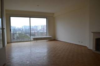 <p><span>Ruim en lichtrijk appartement op de 10de verdieping met uniek zicht op Square Marie Louise. Inkomhal met vestiaire en berging. Leefruimte met grote raam partij en compact balkon. Aparte ingerichte keuken met kasten en toestellen. Aan de achterkant, 2 ruime slaapkamers, een apart toilet en badkamer met ligbad en dubbele lavabo. Privatieve kelder en de mogelijkheid tot het huren van een parkeerplaats in het gebouw (+ € 100). Zeer goede ligging, vlakbij de Europese instellingen, het openbaar vervoer, invalswegen en winkels.</span></p>
