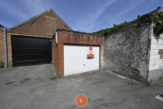 Garage te koop in de Stationsstraat in Menen.<br /><br />Ideaal voor <strong>eigen gebruik </strong>of als <strong>investering</strong>.<br />Garages worden verhuurd voor 50 euro/maand.<br />