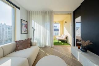 Wonen op "’t Eilandje" betekent genieten van een unieke combinatie van rust en stadsleven. Dit historische havengebied straalt het hele jaar door een vakantiegevoel en rust uit, terwijl het bruisende centrum van Antwerpen zich op slechts vijf minuten afstand bevindt. Gelegen op wandelafstand van tal van gezellige restaurants, cafés en winkels. Bovendien zijn openbaar vervoer en belangrijke uitvalswegen zeer vlot bereikbaar. <br /><br />Op de derde verdieping van residentie 'Westkaai 41” bevindt zich dit stijlvolle appartement van ca. 70 m2, dat pure luxe en sereniteit uitstraalt. De hoogwaardige parketvloer loopt door het hele appartement en draagt bij aan de elegante uitstraling. <br /><br />De lichtrijke leefruimte biedt een indrukwekkend panoramisch uitzicht over de skyline van Antwerpen. Het ruime terras, toegankelijk vanuit de leefruimte, vormt de perfecte plek om te ontspannen en te genieten van deze unieke zichten. <br /><br />De op maat gemaakte keuken is uitgerust met hoogwaardige toestellen en vloeit naadloos over in de leefruimte, wat zorgt voor een open en aangename sfeer. <br /><br />De ruime slaapkamer is voorzien van een comfortabel bed en heeft een ensuite walk-in dressing die leidt naar de stijlvolle badkamer, uitgerust met een inloopdouche en een elegante wastafel. <br /><br />Als extra troef beschikt het appartement over een praktische kelderberging en is er ook een ondergrondse parking bij te huren aan €150/maand. <br /><br />Huur: €1.599/maand <br />Alg kosten: €120/maand <br />Beschikbaar: onmiddellijk<br /><br />Mis deze kans niet!<br />Contacteer LISTED voor een bezichtiging: +32 3 283 51 51.