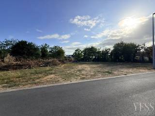 <h1>Bouwgrond voor 2 woningen</h1>
<p><strong>Unieke kans voor wie op zoek is naar een mooie bouwgrond met potentieel!</strong></p>
<p>In de <strong>Bareelstraat te Oostkamp (</strong>naast nr 39), bevindt zich dit ruim perceel bouwgrond met een <strong>totale oppervlakte van 1182m²</strong> (933 m² zonder erfdienstbaarheid).</p>
<p>Het perceel is gelegen binnen een <strong>niet-vervallen verkaveling</strong> en momenteel vergund voor de bouw van <strong>2 woningen.<br /><br />Troeven</strong></p>
<ul>
<li>
<p>📍 Gelegen in de Bareelstraat te Oostkamp</p>
</li>
<li>
<p>🏡 Verkaveling voor <strong>2 woningen</strong></p>
</li>
<li>
<p>✅ Niet-vervallen verkaveling van toepassing</p>
</li>
</ul>
<p><br /><br />De ligging combineert de rust van een residentiële omgeving met een vlotte bereikbaarheid naar het centrum van Oostkamp en de omliggende gemeenten. Ook Brugge en de belangrijkste verbindingswegen zijn vlot bereikbaar.</p>
<p><br />Informatie over de verkavelingsvoorschriften en de concrete bouwmogelijkheden bel / mail ons.</p>
<p><strong>Interesse? Info@yess-vastgoed.be / 050 33 59 03</strong></p>
