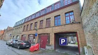 AUTOSTANDPLAATS - PARKEERPLAATS te huur in het centrum van Brugge, in een zijstraat ( Zakske ) van de Ezelstraat. Uitermate geschikt voor de buurtbewoners die een parkeerplaats zoeken voor hun voertuig!
 
 
Met mogelijkheid om 2 extra parkeerplaatsen bij te huren
 
( Beide aan 120 euro per maand )
 
 
Onmiddellijk vrij !