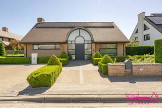 * Ruime alleenstaande woning in Tielt (Meulebeke)<br />* Centrale en vlot bereikbare ligging, op korte afstand van het centrum en bushalte<br />* Momenteel ingericht als kantoorruimte maar met bijzonder potentieel om te worden omgevormd tot een stijlvolle, comfortabele en eigentijdse woning<br />* Bouwjaar : 1996<br />* Oppervlakte : 558m²<br />* Verwarming op aardgas<br />* Zonnepanelen : 20 panelen (8300Wp)<br />* 3 parkeerplaatsen voorzien van een laadpaal<br />* Gelijkvloers : ruime Inkomhal - burelen of leefruimte (mits kleine aanpassingen) - toilet - keuken<br />* 1ste verdieping : ruime nachthal - 2 slaapkamers - technische ruimte / stockage - badkamer<br />* Outdoor : tuin (achter) met terras en beplanting - voortuin met beplanting en 3 parkeerplaatsen<br />* Alle ruimtes zijn wit geschilderd<br />* EPC : label C : 241 kWh/m²jaar (UC3892325)<br />* Vg/Wg/Gvv/Gvkr/Gmo<br />* Vrij bij akte