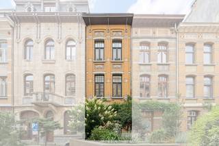 In een rustige, charmante straat waar buren nog elkaars vrienden zijn, wacht een pareltje van een woning op jou. Deze straat is een verborgen...