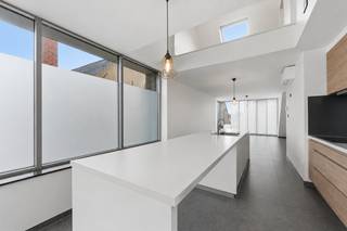 Te koop: instapklaar modern duplexappartement met 2 slaapkamers en 2 badkamers in het centrum van Poperinge (mogelijkheid tot aankoop staanplaats)Op...
