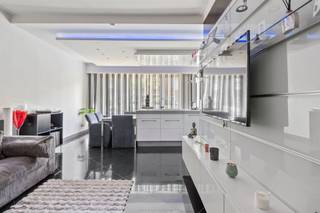 <p><span>Ligging</span></p><p><span>Centraal en gunstig gelegen in het hart van Merksem, ontdek je dit gezellige en verrassend ruim gelijkvloers appartement, met een vlotte verbinding naar winkels, scholen en invalswegen.</span></p><p><span>Indeling</span></p><p><span>De ruime, volledig ingerichte keuken vormt zonder twijfel het hart van dit prachtige appartement. Dankzij het moderne kookeiland met geïntegreerde zitplaatsen ontstaat een gezellige en uitnodigende leefruimte waar koken, tafelen en samenzijn naadloos in elkaar overvloeien. Of je nu geniet van een rustig ontbijt, een gezellige familiebijeenkomst organiseert of vrienden ontvangt voor een aperitief, deze keuken biedt alle comfort en ruimte om er een echt thuis van te maken.</span></p><p><span>Aansluitend bevindt zich de lichtrijke leefruimte, waar grote raampartijen zorgen voor een aangename natuurlijke lichtinval en een open, ruimtelijk gevoel creëren. De doordachte indeling draagt bij aan een optimaal wooncomfort en maakt het appartement bijzonder aangenaam om in te wonen.</span></p><p><span>De woning beschikt over </span><span>drie volwaardige slaapkamers</span><span>, die elk voldoende ruimte bieden voor een comfortabel slaapgedeelte, een dressing of een thuiswerkplek. De stijlvolle badkamer is uitgerust met zowel een ruime inloopdouche als een comfortabel hoekbad, waardoor je kan kiezen tussen een snelle verfrissende douche of een ontspannen badmoment. Het moderne badkamermeubel zorgt bovendien voor extra opbergruimte en een verzorgde uitstraling.</span></p><p><span>Parkeer en opslagmogelijkheden </span></p><p><span>Ook op praktisch vlak heeft dit appartement heel wat troeven te bieden. Zo beschik je over een grote garage met automatische poort, ideaal voor het veilig stallen van je wagen, fietsen of extra opslag. Daarnaast is er nog een bijkomende autostaanplaats voorzien, wat het dagelijkse comfort alleen maar vergroot.</span></p><p><span>De buitenruimtes </span></p><p><span>Buiten geniet je van een ruim terras waar je in alle rust kan ontspannen, genieten van een zonnige dag of gezellig buiten kan tafelen. De verzorgde voortuin is gemeenschappelijk, maar wordt met veel zorg onderhouden door de eigenaar van het gelijkvloers. Dit draagt bij aan de nette en aangename uitstraling van het gebouw en de omgeving.</span></p><p><span> </span></p><p><span>Dankzij de combinatie van royale ruimtes, kwalitatieve afwerking, praktische voorzieningen en een uitstekende ligging vormt dit appartement een unieke woonkans voor wie op zoek is naar comfort, rust en gebruiksgemak.</span></p><p><span>Ben jij benieuwd naar alles wat dit appartement te bieden heeft? Neem dan vandaag nog contact met ons op voor meer informatie of een bezoek ter plaatse. Wij leiden je graag rond!<br /><br /><br /></span></p>