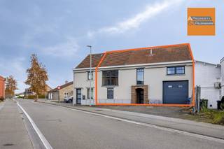 <p><span>Deze </span><span>opbrengsteigendom op een perceel van 4a33</span><span> biedt een unieke combinatie van </span><span>investeringspotentieel</span><span> en </span><span>wooncomfort</span><span>. Het gebouw omvat </span><span>twee afzonderlijke appartementen</span><span>, een </span><span>garage</span><span> en </span><span>twee staanplaatsen</span><span>, ideaal voor wie zoekt naar een rendabele vastgoedbelegging of een praktische </span><span>kangoeroewoning</span><span>. </span></p><p><span> </span></p><h3><span>Gelijkvloers appartement (1 slaapkamer)</span></h3><p><span>Het appartement op het gelijkvloers beschikt over:</span></p><ul><li><span>Een </span><span>lichtrijke leefruimte</span><span> met </span><span>open keuken</span></li><li><span>1 comfortabele slaapkamer</span></li><li><span>Badkamer</span><span> met badkamermeubel en </span><span>douche</span></li><li><span>2 toiletten</span></li><li><span>Ruime berging</span></li></ul><p><span>Groot terras</span><span>, perfect om in alle rust te genieten.</span></p><p><span> </span></p><h3><span>Duplex appartement (3 slaapkamers) eerste verdieping</span></h3><p><span>Het ruime duplex appartement biedt:</span></p><ul><li><span>3 volwaardige slaapkamers</span></li><li><span>Een </span><span>ruime leefruimte</span><span> met open keuken</span></li><li><span>Ruime berging</span></li><li><span>Groot terras</span></li><li><span>Badkamer</span><span> met badkamermeubel, </span><span>bad/douche</span><span> en toilet</span></li><li><span>Apart toilet</span></li></ul><p><span>Zolder</span><span> voor extra opbergruimte.</span></p><p><span> </span></p><h3><span>Extra troeven</span></h3><ul><li><span>Garage</span></li><li><span>2 private autostaanplaatsen</span></li><li><span>Ideaal als </span><span>opbrengsteigendom</span><span> met twee verhuurbare entiteiten</span></li></ul><p><span>Perfect inzetbaar als </span><span>kangoeroewoning</span><span> dankzij de afzonderlijke indeling en toegangen.</span></p><p><span> </span></p><p><span>Interesse?</span><span> Neem vandaag nog contact op voor meer informatie of een bezoek.<br />Bel </span><span>078/48 47 00</span><span> of mail naar </span><span>info@ap-p.be</span><span>.</span></p><p><span> </span></p><p><span> </span></p><p><span> </span></p>