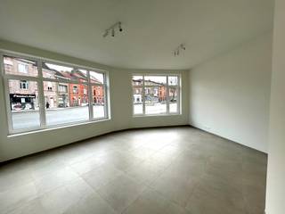 <p><strong>Fully renovated corner building with one studio and three one-bedroom apartments</strong></p>
<p><strong>EPC score: A</strong><br /><strong>Mobility score: 9.1/10</strong></p>
<p>Located on the corner of Bellefleurstraat and Rooigemlaan, this recently and thoroughly renovated building offers four high-quality units. The property has been completely renewed and equipped with the latest technologies, including heat pumps and solar panels.</p>
<p>Each unit features an entrance hall with separate toilet, a fully equipped kitchen with Bosch appliances, a practical laundry/storage area, a bright living room with high ceilings, and a separate bedroom (except for the studio). The modern bathroom is fitted with a stylish washbasin cabinet and a spacious walk-in shower. The entire building has been upgraded with high-efficiency and soundproof glazing, resulting in extremely energy-efficient apartments (EPC A).</p>
<p>The ground-floor studio also benefits from a private cellar storage room. A communal bicycle storage area is available on the ground floor as well.</p>
<p>This is an ideal opportunity for anyone looking for a starter home, quality accommodation for studying children, or a carefree investment property.</p>
<p><strong>Prices:</strong><br />• Ground-floor studio: <strong>€289,000</strong><br />• 1st floor: <strong>€314,000</strong><br />• 2nd floor: <strong>€329,000</strong><br />• 3rd floor: <strong>€329,000</strong></p>
<p><strong>Rental value between €775 and €900.</strong></p>
<p>More information or want to schedule a visit?</p>
<p>Contact Laura at <strong>0473 41 35 62</strong> or <strong>info@vicusvastgoed.be<span></span></strong></p>