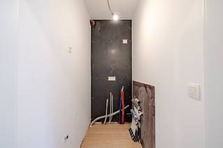 Welkom in Erembodegem, in het nieuwbouwproject aan de Brusselbaan 47. Het gebouw telt acht appartementen en beschikt over een lift en een fietsenstalling. De ligging is praktisch: de bushalte van De Lijn ligt voor de deur, het station van Erembodegem is op enkele minuten en de oprit van de E40 is vlakbij. Scholen, winkels en andere voorzieningen vind je in de buurt, en het centrum van Aalst bereik je snel.Het aanbod is gevarieerd. Er zijn appartementen met 1, 2 en 3 slaapkamers, van ca. 57 m² tot ca. 141 m², en elk appartement heeft een eigen indeling en een eigen buitenruimte. Op het gelijkvloers horen een terras en een private tuin bij de woning, op de verdiepingen een terras. De twee duplexen op de bovenste verdiepingen verdelen hun leefruimte en slaapkamers over twee niveaus. Parkeren kan op een staanplaats of in een garage, die je apart bij je appartement koopt.Het comfort is up-to-date. Alle appartementen worden gebouwd met de nieuwste technieken voor isolatie, ventilatie en energiezuinigheid, zodat het binnenklimaat het hele jaar aangenaam blijft en je energieverbruik laag is. De keuken richt je zelf in, met een budget van 15.000 excl. btw. Zo kies je zelf de stijl en de toestellen.Interesse in een van de appartementen? Vraag meer informatie aan, dan overlopen we samen de mogelijkheden en de prijzen.Aankoop aan 6% btw mogelijk.Sommige beelden werden met AI bewerkt en zijn louter informatief.