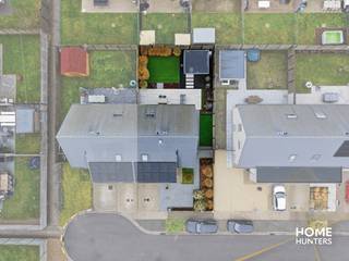 In het rustige Smeyershof te Harelbeke, op het einde van een doodlopende straat, bevindt zich deze prachtige halfopen bebouwing uit 2016. De woning combineert hedendaags comfort met een energiezuinig karakter en een aangename woonomgeving.<br /><br />Bij het binnenkomen treft u een inkomhal met gastentoilet en lavabo, evenals ruimte voor vestiaire. De lichtrijke woonkamer met inbouwgashaard sluit naadloos aan op de open, volledig ingerichte keuken met kwalitatieve Bauknecht-toestellen. Aansluitend bevindt zich de ruime garage met automatische sectionaalpoort en extra bergruimte onder de trap.<br /><br />Op de eerste verdieping is er een nachthal, drie volwaardige slaapkamers en een ruime badkamer uitgerust met inloopdouche, ligbad, lavabomeubel en toilet. Daarnaast beschikt de woning over een zolder, waar het ventilatiesysteem is ondergebracht.<br /><br />Buiten geniet u van een prachtig aangelegde tuin met terras en tuinhuis, ideaal om in alle rust te ontspannen.<br /><br />De woning is uiterst energiezuinig en voorzien van tal van extra’s, waaronder zonnepanelen en een regenwaterput van 7.000 liter.<br /><br />Een instapklare woning op een rustige ligging, ideaal voor wie comfortabel en duurzaam wil wonen.