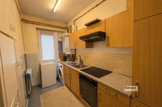 Ruim 2 slaapkamer appartement met 2 terrassen.ingedeeld als volgt;Ruime, centrale inkomhal. Vooraan gelegen woonkamer, ruime keuken met terras,...