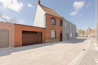 <u><strong>📍 Ligging</strong></u><br />De woning is gelegen in een rustige straat in Meulebeke, met een vlotte verbinding naar het centrum. Winkels 🛍️, scholen 🎓 en openbaar vervoer 🚍 bevinden zich op korte afstand, wat zorgt voor een praktische en gezinsvriendelijke woonomgeving. Bovendien geniet je van een goede bereikbaarheid naar omliggende gemeenten en invalswegen, waardoor woon-werkverkeer eenvoudig blijft.<br /><br /><u>🏠 <strong>Indeling:</strong></u><br />Deze kloeke gezinswoning biedt een uitstekende opportuniteit voor wie ruimte en potentieel weet te waarderen.<br />De woning beschikt over een bewoonbare oppervlakte van 142 m² en bevindt zich op een perceel van 262 m².<br /><br />Op het gelijkvloers geniet je van een aangename leefruimte met aan uw linkerkant toegang tot de vernieuwde eetkamer en inpandige garage met elektrische poort🚗. De badkamer (douche, lavabomeubel) is achteraan de woning gelegen en is bereikbaar via de keuken. De binnenkoer/het terras met bijgebouwen vormt een praktische en veelzijdige zone, ideaal voor opslag, hobbyruimte of verdere inrichting. De verzorgde, volledig omheinde tuin 🌳 biedt extra buitenruimte om te ontspannen. <br /><br />Op de eerste verdieping, vind je drie slaapkamers 🛏️, waaronder één ruime master bedroom en twee comfortabele kamers. De zolder biedt extra bergruimte of uitbreidingsmogelijkheden en is bereikbaar via vaste trap.<br /><br /><u><strong>⭐ Faciliteiten:</strong></u>
<ul>
	<li>Doorstromer Vaillant (2021) 🚿.</li>
	<li>Dubbel glas houten schrijnwerk vooraan (1995)</li>
	<li>Dubbel glas ALU achteraan + bijplaats (2015)</li>
	<li>Elektrische rolluiken op gelijkvloers</li>
	<li>Geïsoleerde zolder met uitbreidingsmogelijkheden 📦</li>
</ul>
👉 Kortom, een interessante woning voor handige kopers of investeerders die op zoek zijn naar een project met mogelijkheden op een goede locatie.<br />Heeft deze woning uw interesse gewekt? Contacteer<strong> Igor +32 494 81 13 48</strong> of<strong> igor@vastgoedcanniere.be</strong>