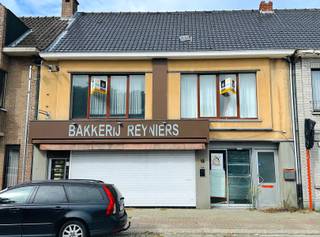 Bakkerij/commerciële ruimte in Vrasene te koop!Ben je op zoek naar een handelspand in Vrasene? Dan is deze oude bakkerij met aangehechte woning,...