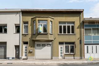 On a easily accessible and strategically located we offer for sale this versatile property. The property constitutes an excellent opportunity...