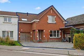 Deze gerenoveerde halfopen woning uit 1958 ligt op een perceel van 4a05ca en biedt een bewoonbare oppervlakte van 189m²(volgens EPC). De ligging...