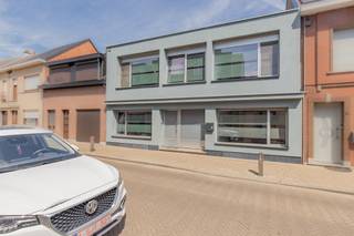 In het hart van Oppuurs, deelgemeente van Sint-Amands, vinden we deze ruime woning met een uitzonderlijk aanbod aan multifunctionele ruimtes.<br /><br />Bij het betreden van de woning verwelkomt de inkomhal je. Links bevindt zich een ruime slaapkamer, rechts hebben we een polyvalente ruimte die dienst kan doen als hobbyruimte of bureau. Verder door vinden we een badkamer met inloopdouche, lavabo en toilet. De gezellige zithoek kijkt uit op de aangename stadstuin. Aansluitend vind je nog een polyvalente ruimte die momenteel dienst doet als berging, maar ook kan functioneren als slaapkamer.<br /><br />Vanuit de hal nemen we de trap naar de verdieping waar het woongedeelte zich bevindt. De lichtrijke leefruimte staat in verbinding met de open keuken. Grenzend aan de keuken is er een terras met een aangenaam uitzicht op de tuin. Verder treffen we op deze verdieping ook een praktische berging, een bureauruimte die perfect kan omgevormd worden tot slaapkamer, en een uitgeruste badkamer.<br /><br />De woning biedt de mogelijkheid om in totaal vijf slaapkamers te creëren.<br /><br />Achteraan in de tuin wacht een ruime hangar die bereikbaar is via de Meirstraat, een absolute meerwaarde voor wie nood heeft aan opslagruimte, atelier, hobbyruimte of werkplaats. <br />Deze hangar heeft een breedte van 8 meter en een lengte van 19 meter.<br /><br />Daarnaast biedt de woning een mogelijkheid om dienst te doen als kangoeroewoning.<br /><br />Heb je interesse in deze ruime woning met hangar?<br />Neem gerust contact op via roy@julimmo.be of 0498 62 74 71.