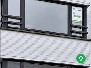 Dit recent gerenoveerd appartement in Oostende bestaat uit: inkomhal - woonkamer - keuken - afzonderlijk toilet - badkamer - 2 slaapkamers - terras. <br /><br />Het appartement beschikt zich over een conforme elektrische installatie, EPC C, is onmiddelijk beschikbaar met een huurprijs van 850€ per maand (syndic kosten inbegrepen in de huurprijs).