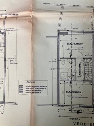 Ontdek deze leuke woning met veel mogelijkheden in centrum Temse. Deze instapklare woning beschikt over twee slaapkamers, een derde slaapkamer is nog in te richten. De gevels zijn in goede staat en de woning heeft een gunstige EPC- score B.<br />Binnen vindt u een leefruimte met ramen die voor veel natuurlijk licht zorgen zodat je deze ruimte makkelijk kan omtoveren tot een eigen woonkamer waarin zich ook een volledig nieuwe keuken bevindt met combi- oven, ijskast, inductievuur, dampkap, vaatwas ingebouwd.<br />In een aparte ruimt kan je al je andere electro installeren: wasmachine, droogkast, diepvries…<br />Op een leuk in te richten terrasje kan je heerlijk in het zonnetje liggen.<br />Boven is een functionele badkamer met nieuw geïnstalleerde inloopdouche. Er zijn twee slaapkamers, eventueel ook in te richten als thuiswerkruimte. De zolderverdieping kan ook ingericht worden als derde slaapkamer.<br />Kortom: De woning biedt de ideale basis om uw droomwoning te creëren.<br />Met een strategische ligging en een solide structuur is dit een woning met mogelijkheden.<br />Kom de potentie zelf ontdekken, het verplicht je tot niks, maak van dit huis misschien jouw droomhuis!<br /><br />