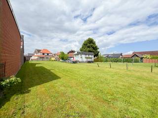 HALFOPEN BEBOUWING met VEEL POTENTIEEL, gelegen op een RUSTIGE LOCATIE te Kruisem en voorzien van een MOOIE GRONDOPPERVLAKTE van ca. 1.068 m²...