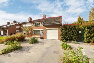 <p><span>Zeer degelijke en instapklare woning op een rustige locatie te Kessel-Lo</span></p><p><span> </span></p><p><span>Deze verzorgde halfopen bebouwing (143m² volgens EPC) is gelegen in een rustige woonwijk aan 'Op de Vliet' en heeft een uitstekende ligging vlak aan de voet van de Kesselberg. Zo zijn alle voorzieningen binnen handbereik: winkels, scholen, het provinciaal domein, Leuven (Station), oprit E314... Een zeer interessante locatie dus!</span></p><p><span> </span></p><p><span>Het pand werd gebouwd in 1986 en werd steeds prima onderhouden en opgefrist waar nodig. Zo werden o.a. de ramen, toegangspoort van de garage en verwarmingsketel reeds vernieuwd.</span></p><p><span> </span></p><p><span>De woning beschikt op de gelijkvloerse verdieping over een ruime inkomhal met gastentoilet en berging. De omvangrijke leefruimte is zeer ruim en heeft een goede aansluiting met de volledig geïnstalleerde keuken dewelke uitkijkt op de aangelegde en omheinde achtertuin.</span></p><p><span>De tuin is zowel bereikbaar via de keuken als een zijpad. Zeer handig voor eventueel fietsen, vuilbakken etc. achteraan te plaatsen. Ook is hier een tuinhuis aanwezig.</span></p><p><span>Op de bovenverdieping vinden we maar liefst 4 ruime slaapkamers terug en een badkamer met ligbad, wastafel en extra toilet. Bijkomend zijn er nog opbergmogelijkheden op de zolder.</span></p><p><span> </span></p><p><span>Een extra troef is de inpandige garage met automatische poort en ruime oprit. Zo kan u eenvoudig uw wagen binnen of buiten veilig parkeren.</span></p><p><span> </span></p><p><span>Dankzij het energielabel D (341kWh/m² jaar) is er geen renovatieplicht van toepassing. Het bijkomend plaatsen van dakisolatie zou de energiescore enorm verbeteren.</span></p><p><span>De woning is asbestveilig. De elektrische installatie niet conform.</span></p><p><span>Het pand werd tot op heden verhuurd maar zal vrij van gebruik zijn bij de akte.</span></p><p><span> </span></p><p><span>Kortom, het ideale pand voor wie op zoek is naar een woning zonder zorgen gelegen op een uitstekende locatie te Kessel-Lo!</span></p><p><span> </span></p><p><span>Meer info? Vraag snel je bezoek aan via <span>info@immolivit.be</span></span><span> of 016 13 31 15.</span></p><p><span> </span></p>