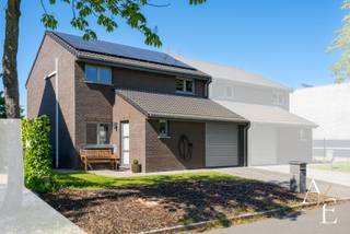 Exclusief te koop bij Access Estate – Energiezuinig wonen met zicht op groen in Wetteren<br /><br />BEZOEKDAG ZATERDAG 20 JUNI – OP AFSPRAAK!<br />Plan eenvoudig uw bezoek via sms of WhatsApp op 0475 92 30 35.<br /><br />Droomt u van een instapklare woning waar comfort, luxe en energiezuinigheid perfect samenkomen? Dan is deze prachtige halfopen bebouwing in Wetteren precies wat u zoekt. Gelegen op een perceel van 275 m² geniet u hier van een uniek, open uitzicht over de velden en het bos, terwijl alle voorzieningen binnen handbereik liggen.<br /><br />Deze moderne woning werd ontworpen met oog voor wooncomfort én duurzaamheid. Met een EPC-label A, 16 zonnepanelen, een thuisbatterij, vloerverwarming, een warmtepomp en airconditioning bent u helemaal klaar voor de toekomst.<br /><br />Bij het binnenkomen wordt u meteen verrast door de ruime en lichtrijke leefruimte. De open, volledig geïnstalleerde keuken vormt het hart van de woning en biedt een prachtig zicht op de tuin en het zonnige terras. Buiten geniet u van een sfeervolle, op maat gemaakte houten pergola, die bovendien inbegrepen is in de verkoop. Aansluitend vindt u een ruime inpandige garage met automatische sectionaalpoort, en een apart toilet.<br /><br />Op de eerste verdieping bevinden zich drie volwaardige slaapkamers, een stijlvolle badkamer met ligbad en douchefunctie, en een toilet. De ruime zolder biedt heel wat bergruimte.<br /><br />Troeven op een rij:<br />✔ EPC-label A<br />✔ Vloerverwarming gelijkvloers<br />✔ Warmtepomp met airco- en verwarmingsfunctie in de leefruimte én slaapkamers<br />✔ 16 zonnepanelen en thuisbatterij<br />✔ Vloerverwarming voor optimaal comfort<br />✔ Parkeergelegenheid op eigen terrein<br />✔ Aangelegd terras in natuursteen met een pergola!<br />✔ Regenwaterput<br />✔ Open zicht op velden en bos<br />✔ Instapklaar en uitstekend onderhouden!<br /><br />Het pand is beschikbaar eind 2026.<br /><br />De perfecte ligging tussen zorgt ervoor dat winkels, scholen, openbaar vervoer, het station en het centrum van Wetteren zich op korte afstand bevinden. Een ideale combinatie van rustig wonen in het groen en een uitstekende bereikbaarheid.<br /><br />Een energiezuinige topper op een gegeerde locatie. Laat deze unieke kans niet voorbijgaan en plan vandaag nog uw bezoek!