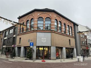 <p><span>Op zoek naar een handelszaak (of investeringspand) op een absolute topligging in het centrum van Diest?</span></p><p><span>Dit ruime handelspand op de hoek van de Koning Albertstraat en de Schaffensestraat biedt u alles wat u nodig heeft voor een zichtbare, vlot bereikbare en professionele uitvalsbasis.</span></p><p><span> </span></p><p><span>Topligging in bruisend centrum</span></p><p><span>Gelegen in de Koning Albertstraat, één van de drukbezochte handelsstraten in hartje Diest, geniet dit pand van:</span></p><p><span>+ Maximale visibiliteit dankzij de grote etalages (lopen ook door aan de zijde van de Schaffensestraat)</span></p><p><span>+ Veel passage van voetgangers en fietsers, én met de wagen goed bereikbaar</span></p><p><span>+ Een commerciële omgeving met diverse winkels, horeca en diensten in de onmiddellijke nabijheid</span></p><p><span>+ Het pand is reeds jarenlang verhuurd aan Klavertje-Vier (kantoorvakhandel, papierhandel en drukwerk), wat de commerciële waarde en de visibiliteit van deze locatie extra onderstreept.</span></p><p><span> </span></p><p><span>Ruime oppervlakte & moderne indeling</span></p><p><span>Met een benutbare oppervlakte van ca. 266 m² biedt dit pand heel wat mogelijkheden voor uiteenlopende handelsactiviteiten.</span></p><p><span> </span></p><p><span>Duplex-indeling met vide</span></p><p><span>+ Lift aanwezig, wat zorgt voor extra comfort en toegankelijkheid</span></p><p><span>+ Grote etalages over hoe hoekgebouw, ideaal voor productpresentatie en visuele marketing</span></p><p><span>+ Veel lichtinval en een open, uitnodigend karakter</span></p><p><span>+ Dankzij de combinatie van open ruimte, hoogte en de vide, kunt u hier zowel een winkelconcept, showroom, dienstverlenend kantoor als combinatie van retail & kantoor perfect realiseren.</span></p><p><span> </span></p><p><span>Ideaal als investering en toegankelijk voor diverse sectoren</span></p><p><span>Dit handelspand leent zich uitstekend voor onder meer:</span></p><p><span>- Detailhandel / speciaalzaak</span></p><p><span>- Boetiek of conceptstore</span></p><p><span>- Kantoor met onthaalfunctie</span></p><p><span>- Dienstverlenend of creatief beroep</span></p><p><span>- Showroom met adviesruimte</span></p><p><span>De bestaande commerciële invulling als drukwerk- en papierzaak bewijst dat dit een functionele en rendabele locatie is voor wie inzet op zichtbaarheid en bereikbaarheid.</span></p><p><span> </span></p><p><span>De huidige huurovereenkomst dient gerespecteerd te worden. Interessante opbrengst. Interessante investering. </span></p><p><span> </span></p><p><span>Interesse in dit handelspand in het centrum van Diest?</span></p><p><span>Neem contact op met Immo Diest voor meer informatie of een bezoek:</span></p><p><span> </span></p><p><span>Website: www.immodiest.be</span></p><p><span>Tel: +32 13 31 25 22</span></p><p><span>E-mail: <span>info@immodiest.be</span></span></p><p><span> </span></p><p><span>360° tour nu te bekijken op de website www.immodiest.be</span></p>