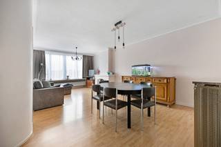 Dit goed en centraal gelegen appartement heeft 2 slaapkamers ( 9m² - 16m²) en een terras ( 5m²) achteraan met berging.<br />Via de inkom komen we in de living met veel lichtinval allebei op een laminaatvloer.<br /><br />De keuken is uitgerust met een oven, een dubbele spoelbak, een vaatwasser, ceramische kookplaat, een dampkap, ingebouwde ijskast en diepvries en kasten boven en onder.<br /><br />De badkamer is volledig betegeld en heeft een ligbad/douche en een lavabo.<br /><br />Er is een aparte wc.<br /><br />De 2 slaapkamers hebben een laminaatvloer en de kleinste slaapkamer heeft een toegang tot het terras.<br /><br />De elektriciteit is CONFORM !<br /><br />De garage is apart aan te kopen voor €25.000.<br /><br />stedenbouwkundig uittreksel is in aanvraag.<br /><br />Voor meer info of een bezoek ter plaatse kan u vrijblijvend contact opnemen met Philip op het nr.: 0476/999.029 of philip@reds.be.
