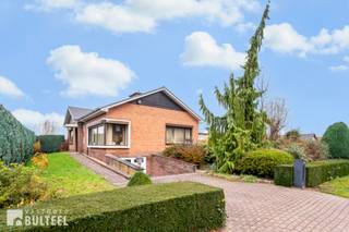 In de nabijheid van het bruisende centrum van Belsele vindt u deze te renoveren bungalow. De woning biedt u een ruime inkomhal, een lichtrijke...