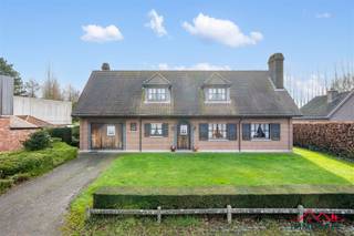 Op een uitzonderlijk perceel van 1.085 vierkante meter  vind je deze ruime gezinswoning ( 210 m) met zuidgerichte tuin en stevige structuur...