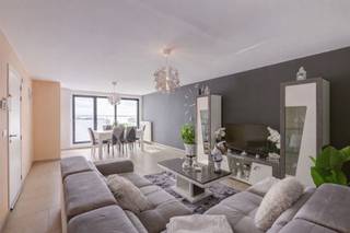 <p>Op een gunstige locatie bevindt zich dit energiezuinige en verzorgde appartement, gebouwd in 2014. Dankzij de vlotte verbinding met de E313 (op slechts enkele minuten rijden) en de nabijheid van winkels, scholen en openbaar vervoer, geniet je hier van comfortabel wonen met een uitstekende bereikbaarheid.</p><p>Het instapklare appartement is gelegen op de tweede verdieping en heeft een bewoonbare oppervlakte van 89 m². De lichtrijke leefruimte geeft rechtstreeks toegang tot een gezellig, overdekt terras op het zuiden, ideaal om het hele jaar door van te genieten. Aansluitend bevindt zich een compacte maar volledig uitgeruste keuken met praktische berging. Verder beschikt het appartement over twee ruime slaapkamers, een moderne badkamer met douche en lavabomeubel, een apart toilet en een aparte wasruimte. De ondergrondse autostaanplaats en kelderbox zijn inbegrepen in de prijs . Er is tevens een ondergrondse gemeenschappelijke fietsenberging.</p><p>Dankzij het energiezuinige karakter, de instapklare staat en de aantrekkelijke ligging is dit appartement niet alleen ideaal voor eigen bewoning, maar ook een uitstekende investeringsopportuniteit met sterk verhuurpotentieel, kortom een zorgeloze investering of een comfortabele thuis op een strategische locatie in Geel. Laat deze kans niet aan u voorbij gaan en neem vandaag nog contact met ons op via tel: 0468-63 14 65 of mail info@vastgoedhuys.be.</p>