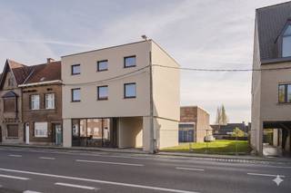 Composition de la propriété :- Appartement 1 (1er étage) : 96 m² de surface habitable de qualité (2 chambres) + terrasse spacieuse de 16...