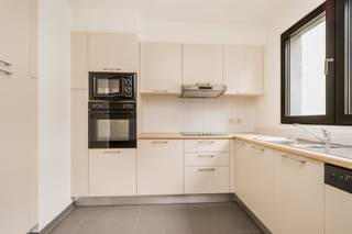 <p><span>Bel appartement lumineux au 4ème étage d'un immeuble en face du musée de la BD. Hall d'entrée avec toilette séparé. Séjour spacieux avec cuisine ouverte entièrement équipée (taque électrique, four, hotte, lave-vaisselle, réfrigérateur) et terrasse spacieuse (8m²). Salle de bain avec baignoire, douche et double vasque, deux chambres à coucher spacieuses (16m² &amp; 15m²). Finition de haute qualité avec parquets, PEB favorable et installation électrique conforme. Cave privative et grand parking dans l'immeuble à acheter en plus (+ 35 000 €). Super bien situé dans le centre. A proximité des transports en commun, des commerces et des parcs.</span></p>