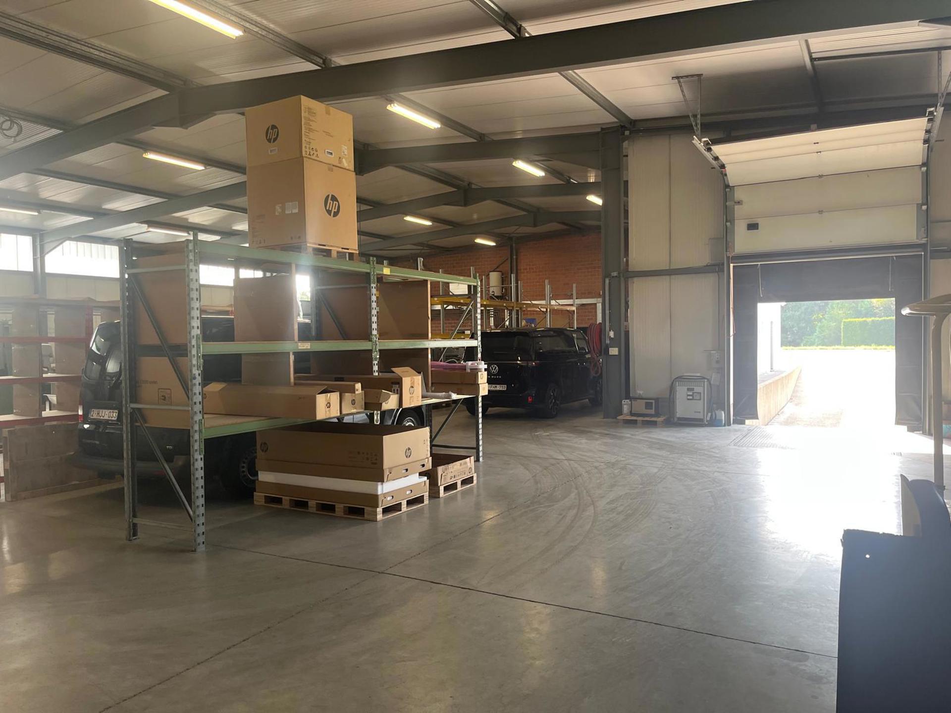 Lier: Magazijn 1.050m² met loskade en kantoor - foto 5