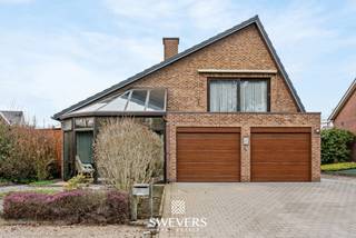 Interesse? Meer informatie op www.SWEVERS.be. - Deze open bebouwing in Kermt (Hasselt), gelegen in een rustige en kindvriendelijke buurt, biedt...