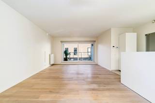 Op zoek naar een instapklaar appartement met 2 slaapkamers, terras en garage in het centrum van Roeselare? Dit appartement combineert comfort, een praktische indeling en een uitstekende ligging.<br /><br /><strong>Ligging:</strong> het appartement bevindt zich op het plein De Munt, in het centrum van Roeselare. Winkels, horeca, een grootwarenhuis en tal van andere dagelijkse voorzieningen bevinden zich op wandelafstand. Ook het station van Roeselare is vlot te voet bereikbaar, wat deze locatie ideaal maakt voor wie graag alles dichtbij heeft en zich gemakkelijk wil verplaatsen.<br /><br /><strong>Indeling:</strong><br />Het appartement bevindt zich op de eerste verdieping van het gebouw en is bereikbaar met de lift.<br /><br />Via de inkomhal, voorzien van een apart gastentoilet, komt u in de lichtrijke woonkamer met open keuken. Deze aangename leefruimte vormt het hart van het appartement en biedt een comfortabele plek. Aansluitend bevindt zich het zuidwestgerichte terras, waar u kunt genieten van de namiddag- en avondzon, met uitzicht op het plein De Munt. <br />Verder beschikt het appartement over 2 ruime slaapkamers en een badkamer dat is uitgerust met een dubbel lavabomeubel en een douche. <br /><br />Ook aan bergruimte is er geen gebrek. Op het terras en in de kelderverdieping bevinden zich nog afzonderlijke bergingen, ideaal voor het stockeren van materialen. <br /><br />Als extra troef kunnen bij het appartement aan een meerprijs <strong>een afgesloten garage</strong> aangekocht worden voor € 35.000 en<strong> een ondergrondse autostaanplaats</strong> voor € 20.000.<br /><br /><strong>Technische details</strong>:
<ul>
<li>EPC-label B.</li>
<li>Centrale verwarming op aardgas.</li>
<li>Conforme elektrische installatie.</li>
<li>Recente ramen met HR+-beglazing.</li>
<li>Lift aanwezig in het gebouw.</li>
</ul>
<strong>Troeven:</strong>
<ul>
<li>Instapklaar appartement met voldoende ruimte en licht. </li>
<li>Uitstekende centrale ligging in Roeselare.</li>
<li>Zuidwestgericht terras met zicht op het plein De Munt.</li>
<li>Voldoende opbergruimte in het appartement en 2 extra kelderbergingen.</li>
<li>Mogelijkheid tot aankoop van een afgesloten garage en ondergrondse autostaanplaats.</li>
<li>Ideaal voor eigen bewoning of als interessante investering.</li>
</ul>
Interesse? Contacteer ons kantoor voor meer informatie of plan een vrijblijvend bezoek 051/201.400.