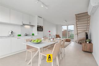 <h2><span>Te koop: Woning 12</span></h2><p><span>De Strandloper Bredene aan Zee</span><span><br /></span><span>±75 m² bewoonbaar | 3 slaapkamers | ZW-georiënteerde tuin</span></p><p><span>Een naar eigen smaak af te werken </span><span>halfopen </span><span>vakantiewoning in het recente kustproject </span><span>De Strandloper</span><span>.<br />Hier geniet je dagelijks van </span><span>rust, zee &amp; duinen</span><span> op wandelafstand van het strand.</span></p><h3><span>Volledig afgewerkt &amp; meteen instapklaar</span></h3><ul><li><span>75 m²</span><span> optimaal ingedeelde leefruimte</span></li><li><span>3 volwaardige slaapkamers</span><span> ideaal voor gezin &amp; verhuur</span></li><li><span>Zuidwest-georiënteerde tuin</span><span> zon &amp; privacy</span></li><li><span>Duurzame en energiezuinige technieken</span></li><li><span>Parkeerplaats</span><span> ( 15.000) niet in prijs inbegrepen</span></li><li><span>Uitstekende verhuurmarkt</span><span> in Bredene aan Zee</span></li><li><span>Topligging</span><span>: duinen &amp; strand vlakbij, winkels op wandelafstand</span></li></ul><p><span>Een zeldzame kans: </span><span>nieuw én strategisch gelegen</span><span>.</span></p><h3><span>Indeling &amp; afwerking</span></h3><ul><li><span>Lichtrijke </span><span>open leefruimte</span><span> met zicht op tuin</span></li><li><span>Moderne </span><span>volledig uitgeruste keuken</span></li><li><span>Strakke badkamer met:</span><ul><li><span>Hangtoilet</span></li><li><span>Douche in mineraalcomposiet + handdouche</span></li><li><span>Badkamermeubel + spiegel</span></li></ul></li><li><span>Warmtepomp lucht/lucht</span><span> + </span><span>warmtepompboiler</span></li><li><span>Zonnepanelen</span><span> voor lagere energiekosten</span></li><li><span>Duurzame, onderhoudsvriendelijke materialen</span></li><li><span>Individuele waterteller alles privé geregeld</span></li></ul><p><span>Hier woon je </span><span>comfortabel, zorgeloos en toekomstgericht</span><span>.</span></p><p><span>Bredene: natuur, rust &amp; bereikbaarheid</span></p><p><span>De ideale balans tussen vakantiegevoel en wooncomfort:</span></p><ul><li><span>Uitgestrekte duinen en strand als achtertuin</span></li><li><span>Veilig &amp; rustig domein</span></li><li><span>Horeca, winkels en recreatie </span><span>op wandelafstand</span></li></ul><p><span>Perfect als:<br />Tweede verblijf<br />Investering met hoog rendement<br />Gezinsvriendelijke kustuitvalsbasis<br />Parkeerplaats optioneel: </span><span>15.000</span><span>€</span></p><p><span> </span></p><p><span> </span></p>