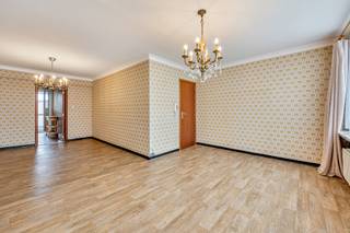 TE KOOP GERAARDSBERGEN<br />Dit instapklare appartement bevindt zich op de eerste verdieping van een rustige residentie in het gezellige Moerbeke. Dankzij de centrale ligging heb je werkelijk alles binnen handbereik: winkels, slagers, bakkers, openbaar vervoer,…<br />De indeling is doordacht en praktisch: een inkomhal, een lichtrijke leefruimte, een volledig ingerichte keuken, een badkamer, een apart toilet, één slaapkamer en een aangenaam terras waar je heerlijk kan ontspannen. Extra troef: Er is een parkeerplaats voorzien direct voor het gebouw.<br /><br />Bent u op zoek naar een uitstekende investering in vastgoed? Deze opbrengsteigendom biedt een unieke kans! Het appartement is vlot verhuurbaar, wat zorgt voor een correcte inkomstenstroom. Dit maakt het pand ideaal voor investeerders die op zoek zijn naar een zorgeloze investering met een aantrekkelijk rendement.<br /><br />Interesse om deze eigendom te bezichtigen? Neem vandaag nog contact met ons op!