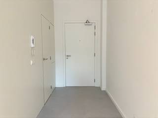 De studio geniet van een uitstekende locatie aan de Leuvense Vaartkom, te midden van een levendige buurt met diverse winkels, waaronder een Lidl, gezellige bars en restaurants op loopafstand. Een bushalte bevindt zich om de hoek, en er is een grote parkeergelegenheid bij Vaartkom waar abonnementen beschikbaar zijn voor een parkeerplaats. De verbinding met de ring rond Leuven en de oprit naar de E314 is voortreffelijk.<br /><br />Gelegen op de derde verdieping en bereikbaar via trap of lift, maximaliseert deze studio de ruimte op een unieke manier: met opvallende plafondhoogtes en een verhoogd slaapgedeelte.<br /><br />De studio verwelkomt je met een ruime inkomhal, een badkamer voorzien van een douche, toilet, wastafelmeubel en een aparte installatie voor een wasmachine. De keuken is uitgerust met inductiekookplaat, een dampkap, spoelbak en koelkast. Daarnaast biedt de lichtrijke leefruimte een verhoogd slaapgedeelte. Gordijnen en verlichtingsarmaturen zijn inbegrepen. Fietsen kunnen veilig worden gestald in de gemeenschappelijke fietsenstalling.<br /><br />De ruimte in deze studio wordt maximaal geoptimaliseerd. Bovendien bedraagt de EPC-score van deze studio een A en is dus zeer energiezuinig. <br /><br />De studio is onmiddellijk beschikbaar en wordt verhuurd als hoofdverblijfplaats. Huurprijs bedraagt €875 per maand + €95 maandelijkse provisie voor het verbruik van verwarming en warm water + onderhoud en verbruik van de gemeenschappelijke delen. <br />Graag een bezichtiging ter plaatse? Plan dan nu zelf je afspraak in via onze online agenda 'bezoekmoment kiezen' of contacteer ons via het nummer 016 23 90 81. Wij zijn elke weekdag  telefonisch bereikbaar tussen 10u en 13u.     