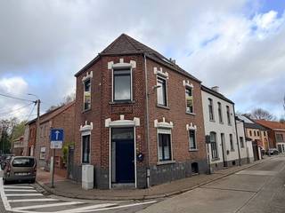 Deze knusse woning vormt de perfecte opportuniteit voor jonge koppels of investeerders die op zoek zijn naar een aantrekkelijk rendement.<br />Op het gelijkvloers betreedt u de woning via de inkomhal, die toegang biedt tot de leefruimte en de functionele keuken. Op de eerste verdieping bevinden zich twee slaapkamers en een ruime badkamer.<br />Via een vaste trap bereikt u de zolderverdieping, die tal van uitbreidingsmogelijkheden biedt voor het creëren van een extra kamer.<br />Op slechts 15 meter van de woning bevindt zich een praktische bergplaats, ideaal voor fietsen, afvalcontainers of extra stockage. Bovendien is bij de verkoop een perceel tuingrond inbegrepen, gelegen op slechts 180 meter wandelafstand. Een absolute troef voor wie wil genieten van rust en natuur, of voor het aanleggen van een eigen moestuin.<br />De woning beschikt over een conformiteitsattest geldig tot 2034 en de elektrische installatie is volledig conform, wat zorgt voor extra gemoedsrust.<br />Kortom, een ideale starterswoning of een interessante investering met tal van mogelijkheden!